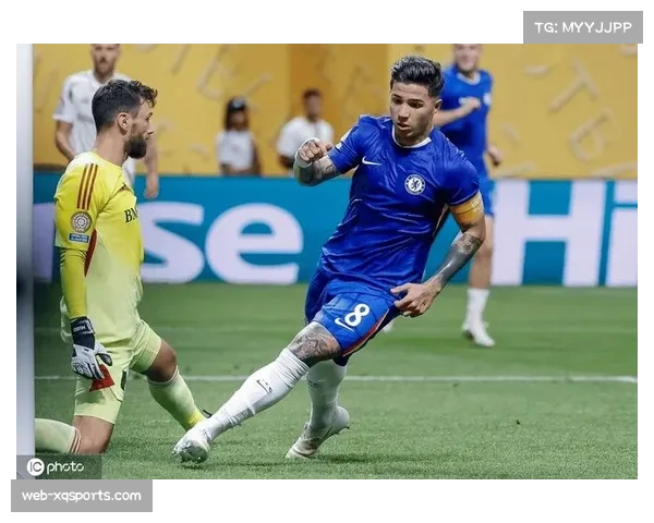 切尔西中场控制权之争,恩佐长传调度对决赖斯拦截