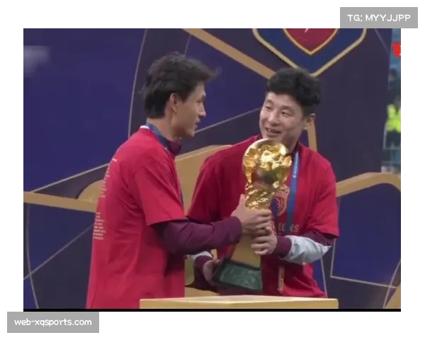 2025赛季收官战瞬间：海港夺冠后颁奖仪式，武磊高举奖杯